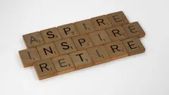 Hnědé dřevěné kostičky Scrabble na bílém pozadí s motivačními slovy