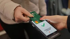 Bezkontaktní platba kartou Mastercard na terminálu v obchodě