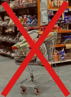 Zakázaný nákupní košík v supermarketu, velký červený kříž přes vozík.
